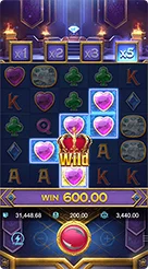 Majestic Treasures · Membaca kotak pengali x1 hingga x5 di atas kisi dan mengamati pita informasi di bawah kisi saat simbol membentuk kombinasi.